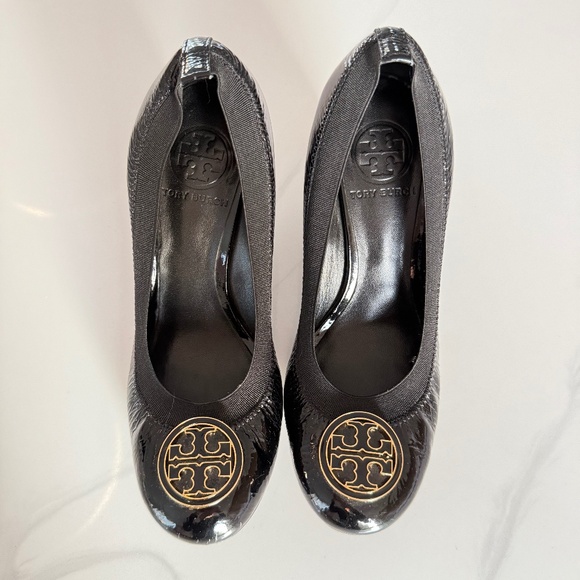 Tory Burch Caroline Patent Pumps with Gold Logo - 6.5 - Picture 6 of 6